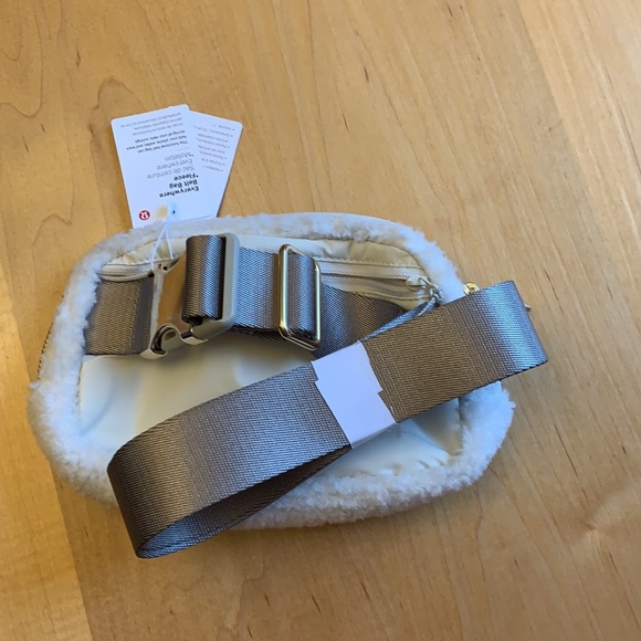 Lululemon everywhere belt fleece bag no longer sold in white - Picture 4 of 5